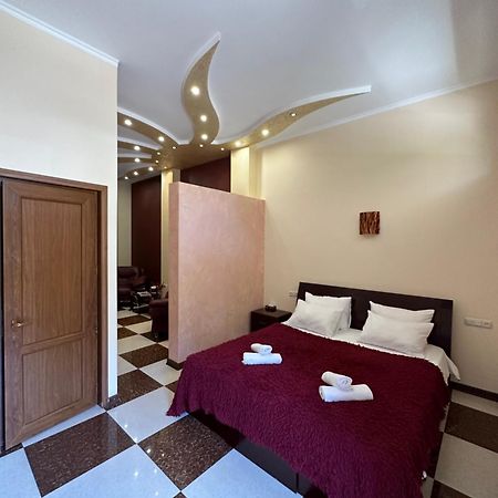 Royal Plus Hotel Erevan Exterior foto
