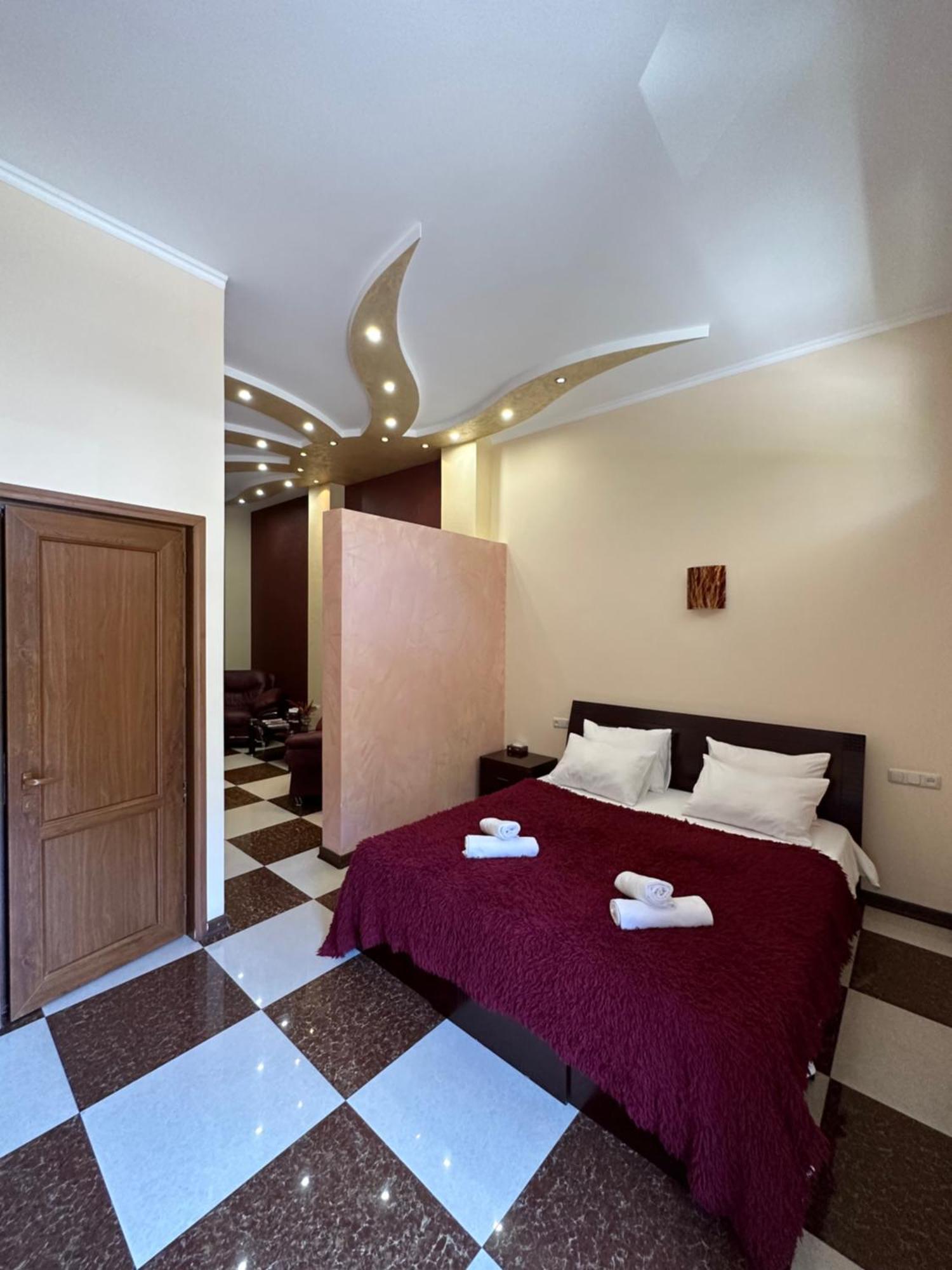 Royal Plus Hotel Erevan Exterior foto