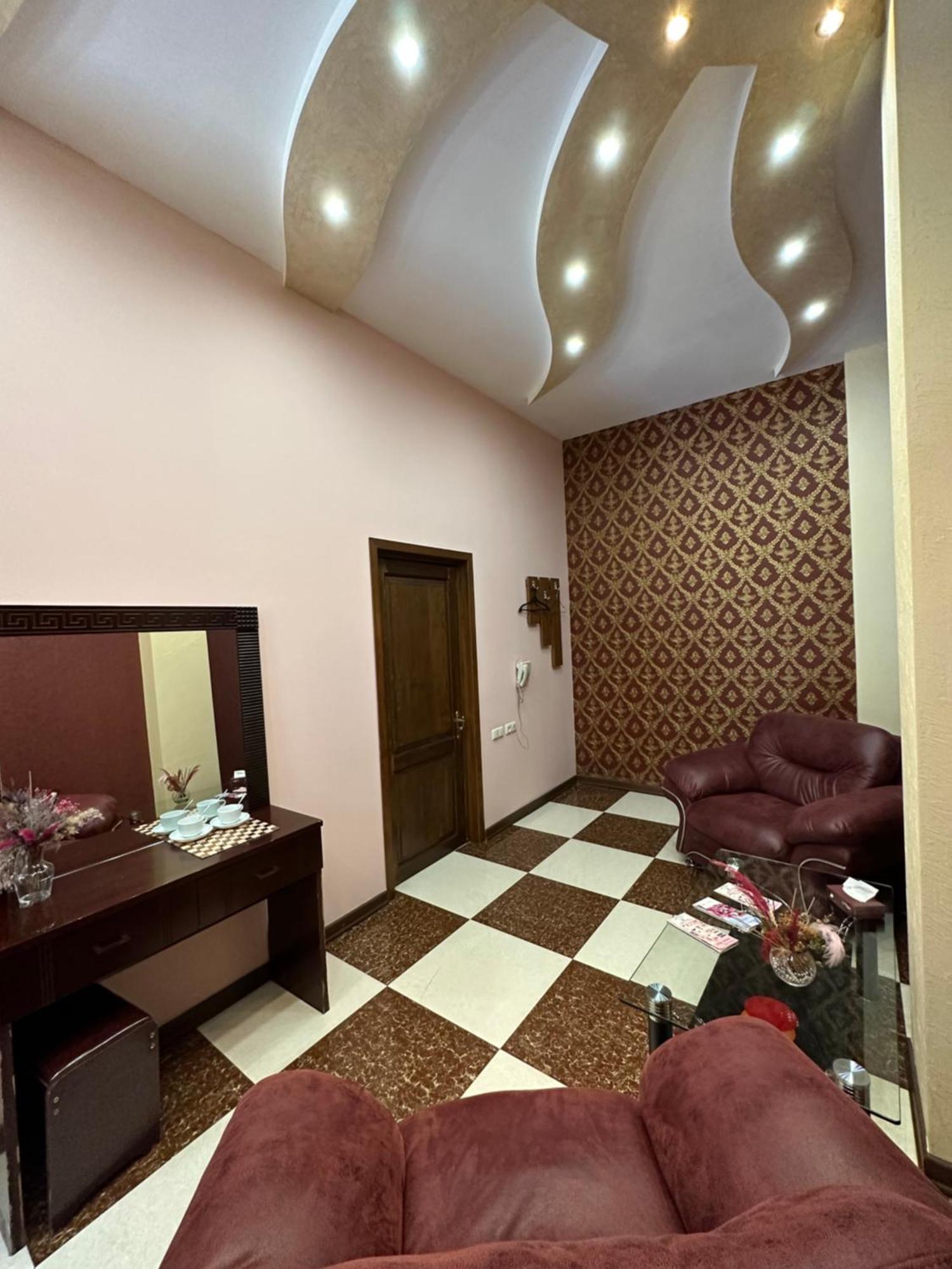 Royal Plus Hotel Erevan Exterior foto