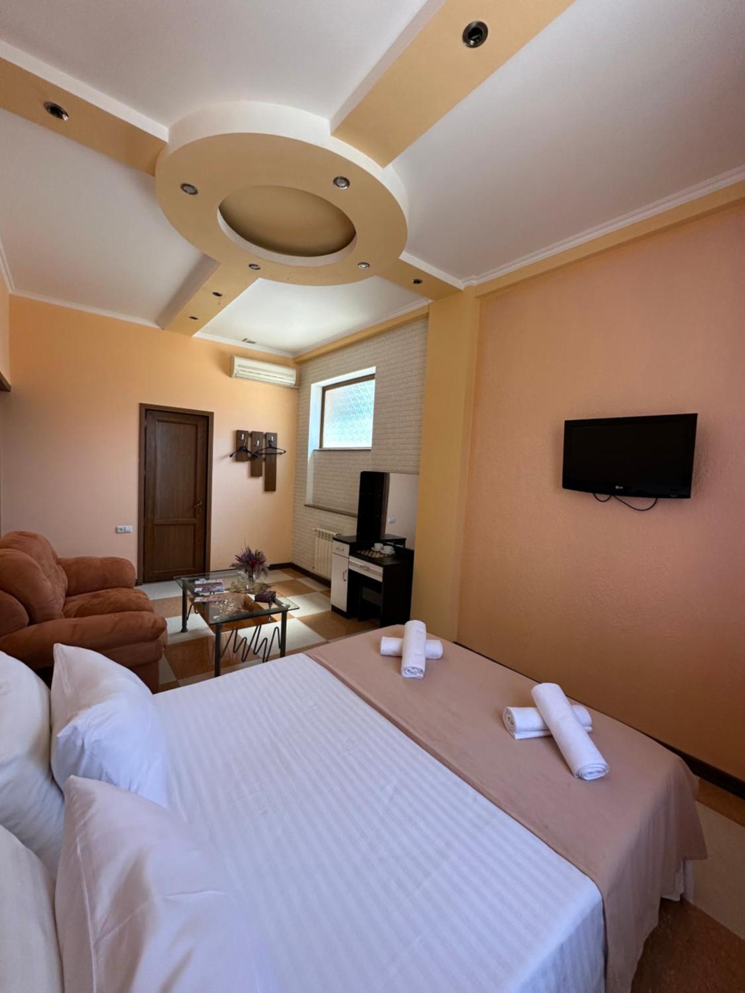 Royal Plus Hotel Erevan Exterior foto