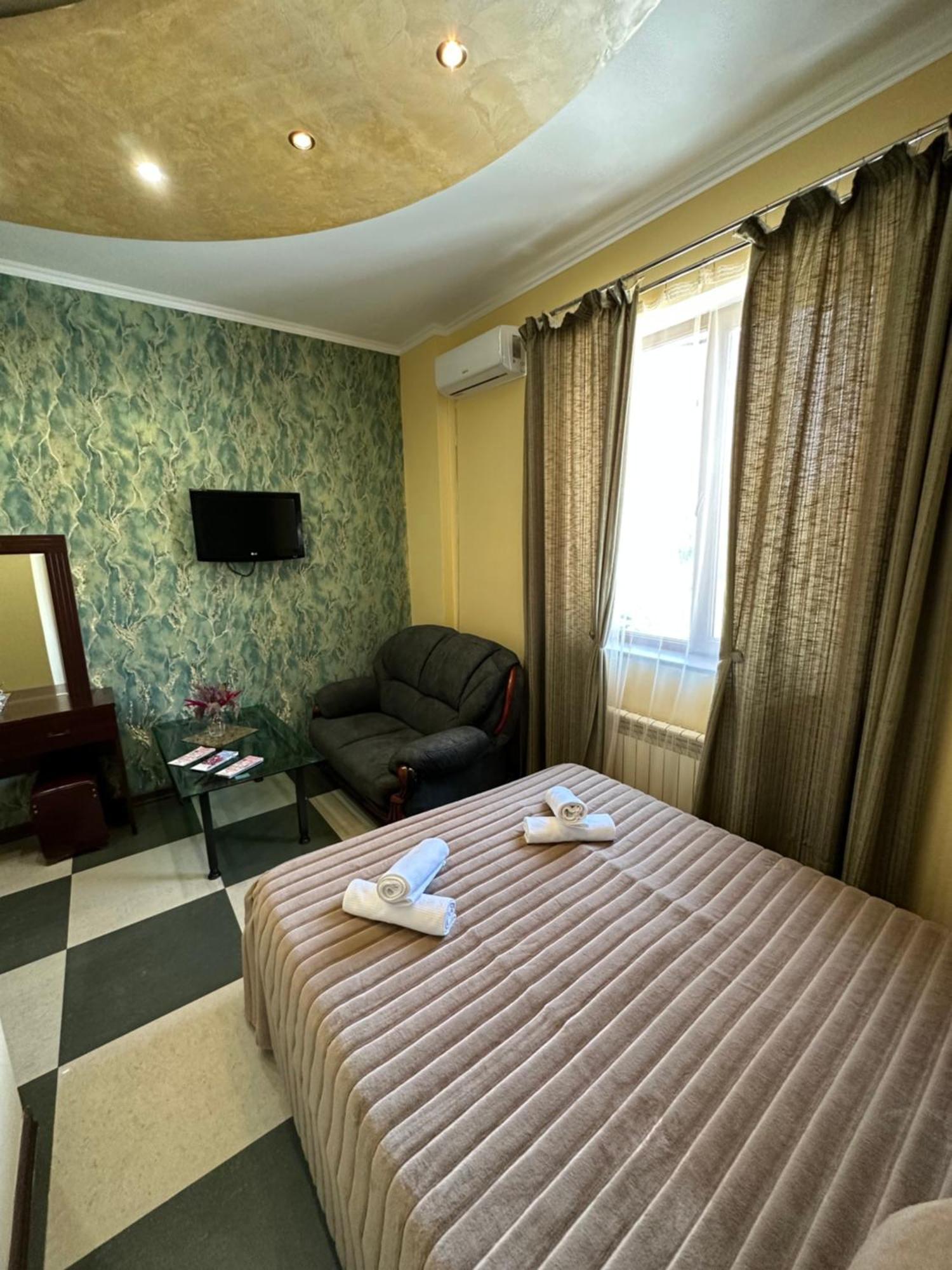Royal Plus Hotel Erevan Exterior foto